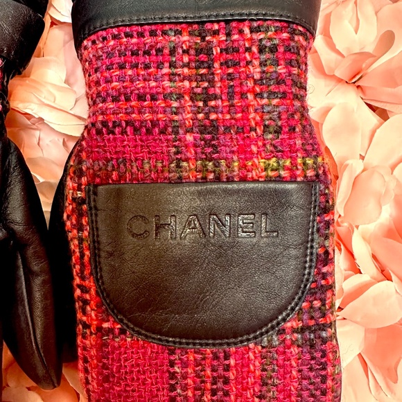 CHANEL Coco Neige Pink Tweed Pink Navy Leather Mittens - Picture 3 of 7